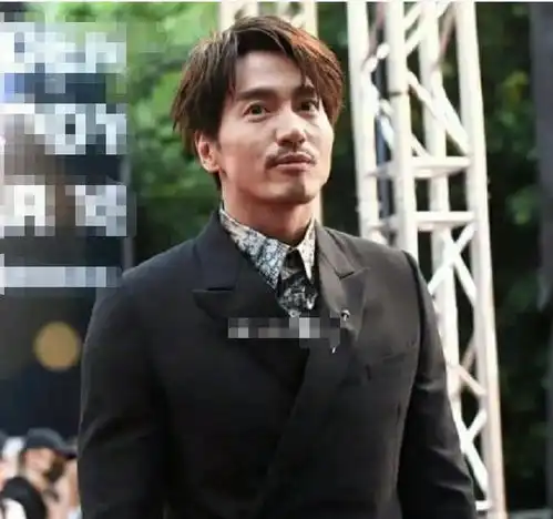 43岁言承旭近照曝光,胡子拉碴显憔悴,网友感叹岁月催人老