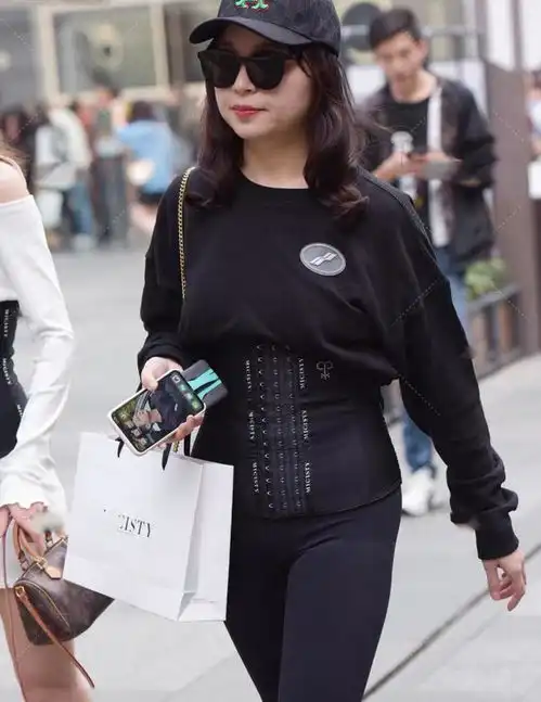 黑色系酷女孩穿搭,一身黑衣,休闲酷炫