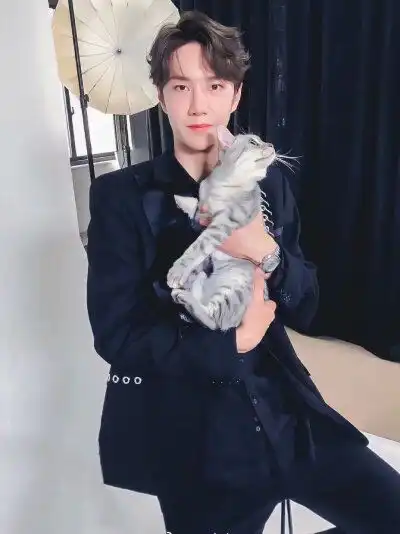 王一博,白色衬衫禁欲系