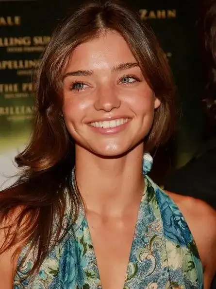 作为超模的她没有禁欲系高级脸,却靠少女般的笑容赢得众人芳心