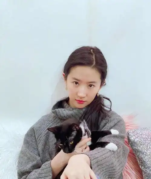 刘亦菲这是吃胖了穿运动服暴露隆起小肚腩,衣服都快装不下了