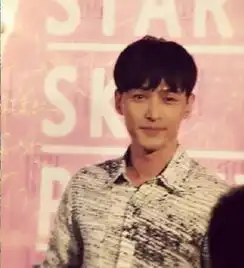 路人抓拍下的胡歌,不笑是禁欲系,笑起来是温暖的大男孩