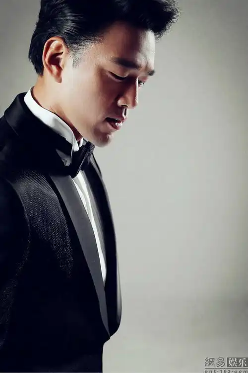 王耀庆最新西装写真曝光霸气傲娇受欢迎