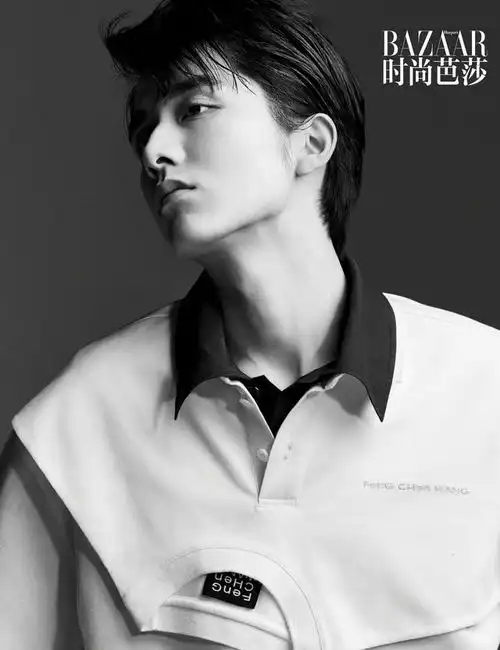 脱衣秀肩的黑白大片,帅脸蛋好身材,25岁张新成好撩一男的