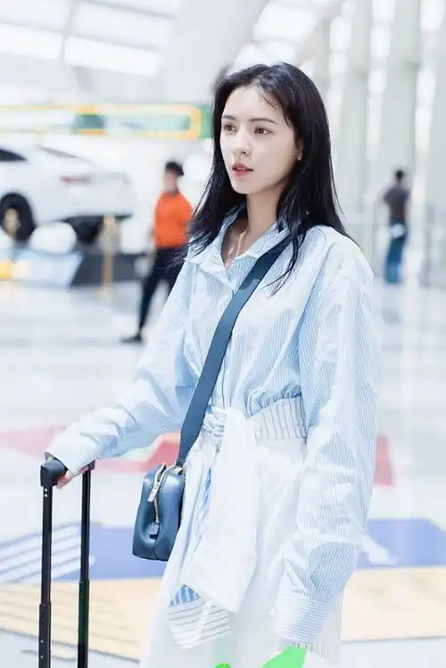 张予曦真是清冷系女孩,日常穿衬衫又酷又帅,就是身材有些太瘦了
