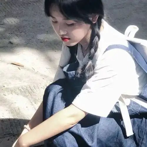 蓝色系温柔女头又是一期不一样的真人头像