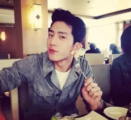 未满月遭父母抛弃,奶奶摆地摊把他养大,成影帝后却无法报恩