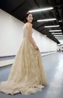 李亚男晒老公仰拍视角美照,女神背影迷人上演回眸杀