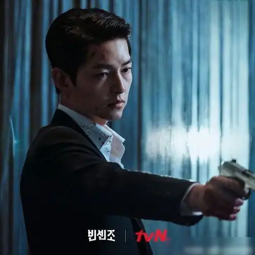 文森佐剧中宋仲基霸气十足,剧外他却很呆萌,还被全汝彬美到