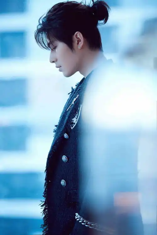 陈学冬出席活动小辫子头演绎另类盐系美男