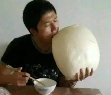 搞笑段子你走错门了,这不是小吴的家,这么年轻就健忘记啊