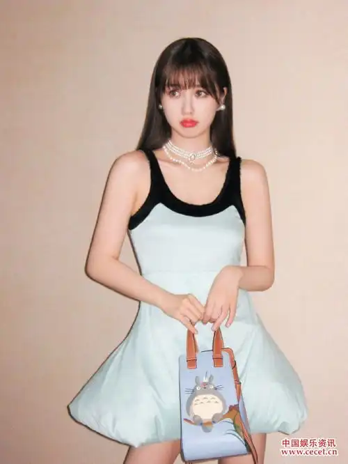 虞书欣羽绒娃娃裙美图笑容甜美俏皮可爱