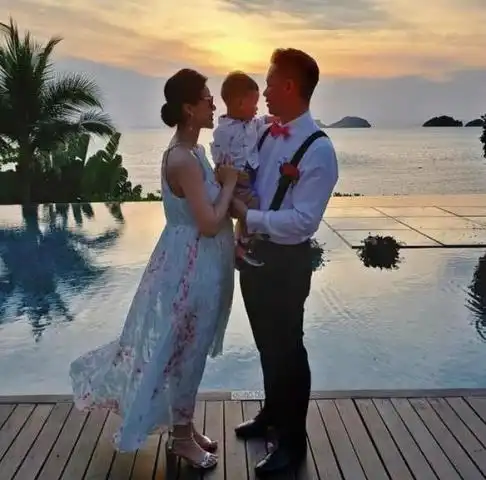 李乘德晒一家四口合影,宝贝儿子帅气十足,胡杏儿二胎孕肚很明显