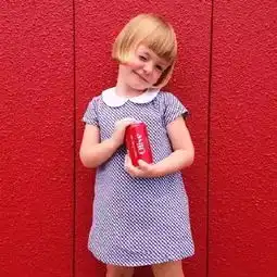 4岁的她火遍了社交网络随便一张照片都像电影剧照