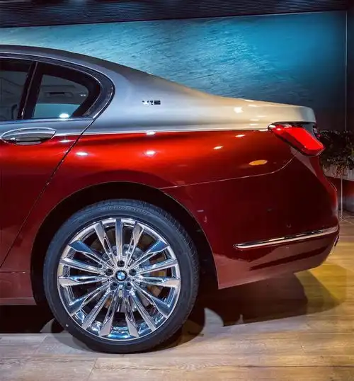 宝马7系魅影版,双拼色车身v12发动机,外观十分霸气