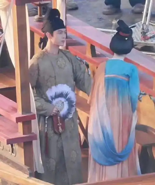 国色芳华路透,李现为杨紫戴面具,氛围感拉满也太好嗑了