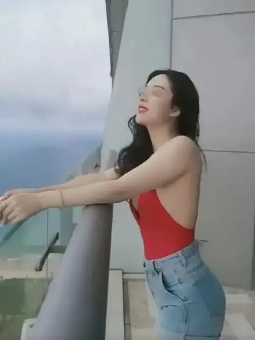 女干部举报色官北京培训俩美女陪伴