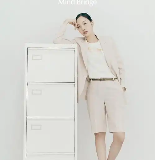 金高银完美示范职场穿搭低饱和色西装,内搭素净t恤或衬衫