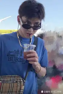 吴亦凡终于也心机了一回牛仔服配水桶包变禁欲系男神,又奶又a