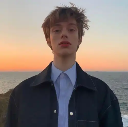 比耶的高质量男生头像