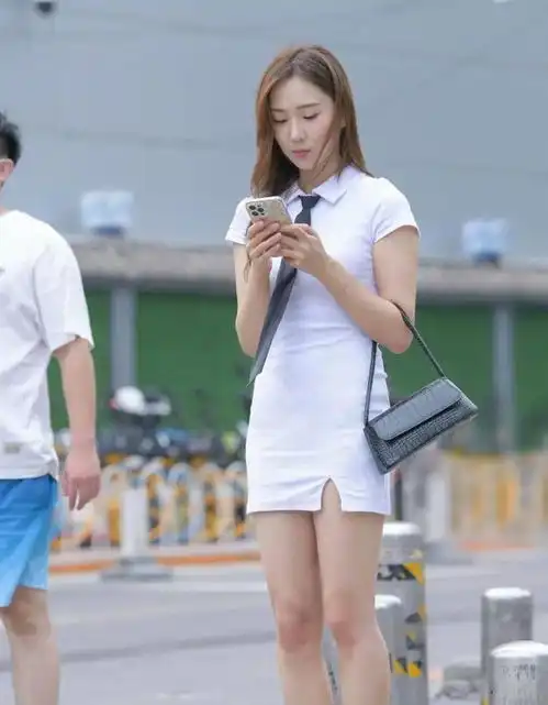 怎么穿出清纯少女的感觉试试白裙加领带,充满青春与活力