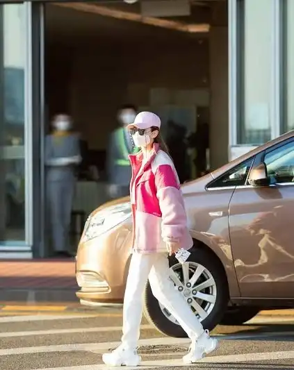 戚薇身穿粉色外套,下搭白色运动裤运动鞋舒适又随性,温柔且甜美
