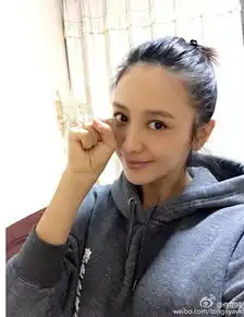 佟丽娅晒自拍面容俏丽穿着宽松孕味十足