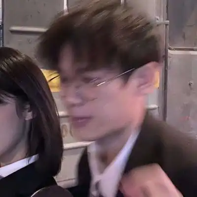 一对两张真人甜甜的情头啊