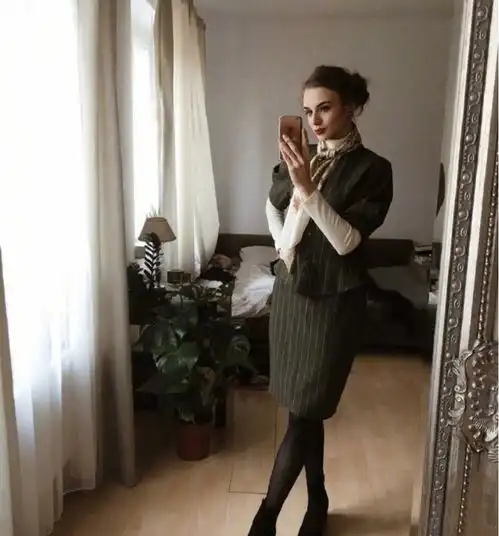 秋冬提升优雅气质裙子是制胜的关键,配西装甜酷,配针织衫极温柔