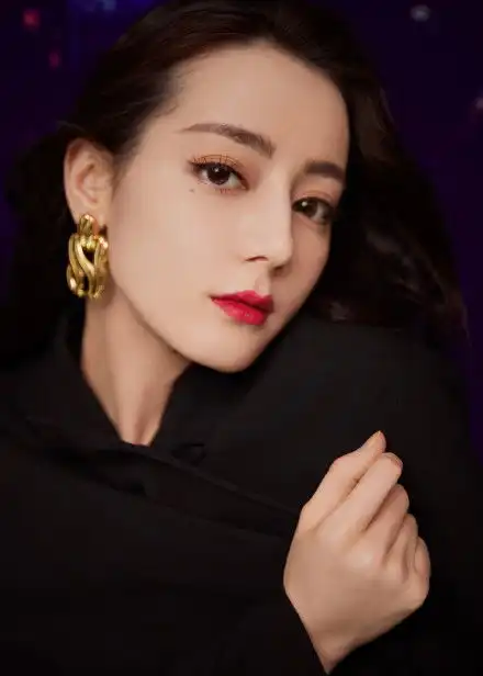 一个女子的背影能有多美迪丽热巴刷新你的认知