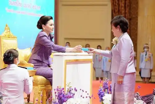 苏提达王后仙气飘飘,一袭紫色连衣裙好惊艳,跟71岁泰王穿情侣装