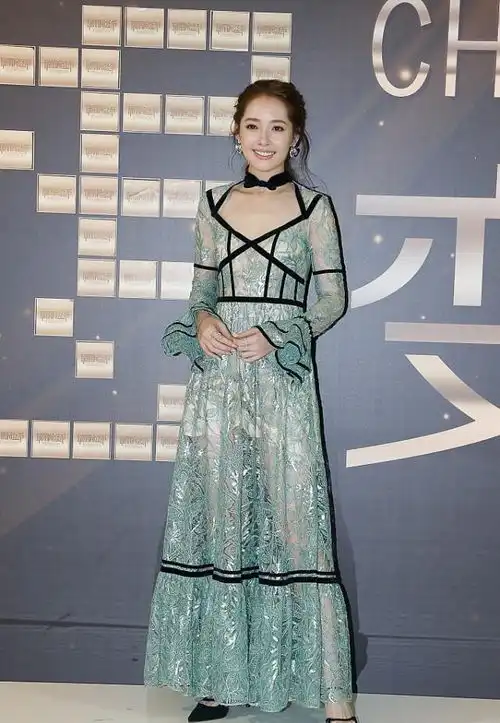 郭碧婷与婆婆关系真不赖,穿黑裙被婆婆揽住细腰,身材真挺迷人的