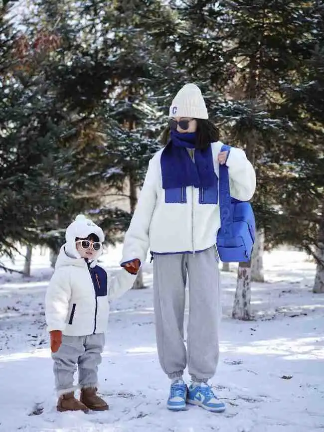 冬天穿搭没思路试试白蓝,温柔减龄不挑肤色,谁穿都好看