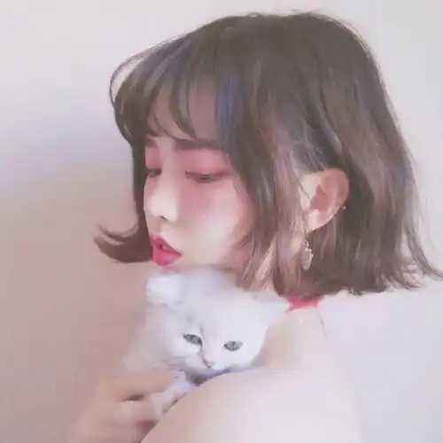 抱猫的少女