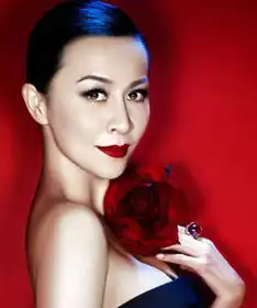 刘嘉玲年逾半百妆扮有心机