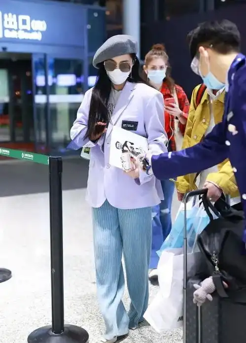 范冰冰晒照,红唇大波浪明艳动人,穿纱裙仙气十足偏不好好穿鞋