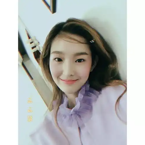 从毫无辨识度的韩系美少女,到单眼皮高级脸模特,00后双胞胎刷屏时装周