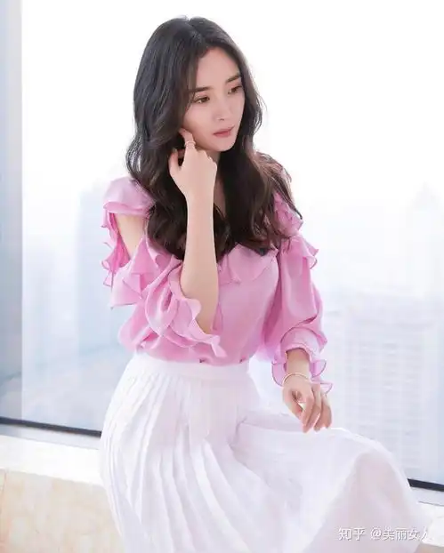 什么颜色衣服显皮肤白