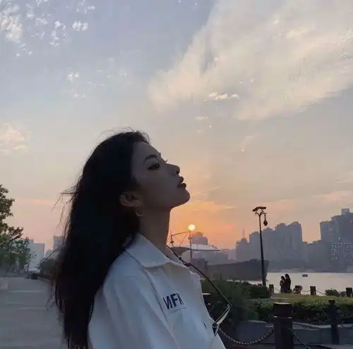 不敢正眼看你,怕每一眼都是表白