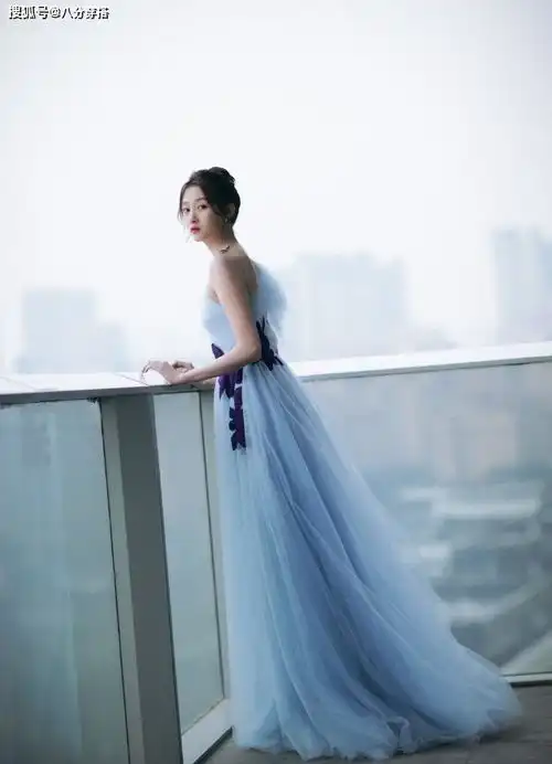 关晓彤腿太长走不了娇俏路线,穿黑色连衣裙成熟干练,气场全开