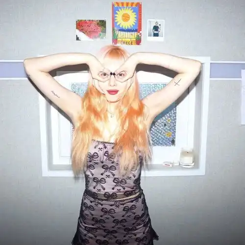 泫雅ins更新这背也真是绝绝子回顾泡泡舞经典镜头