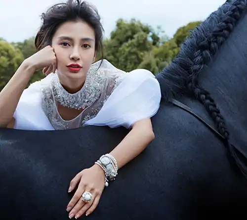 35岁的杨颖还在努力,3次复出暴露野心,但被网友的评论打回原形