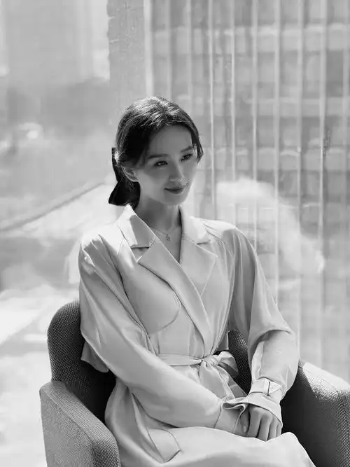 刘诗诗黑白禁欲系写真大秀长腿,尽显冷艳性感迷人之姿