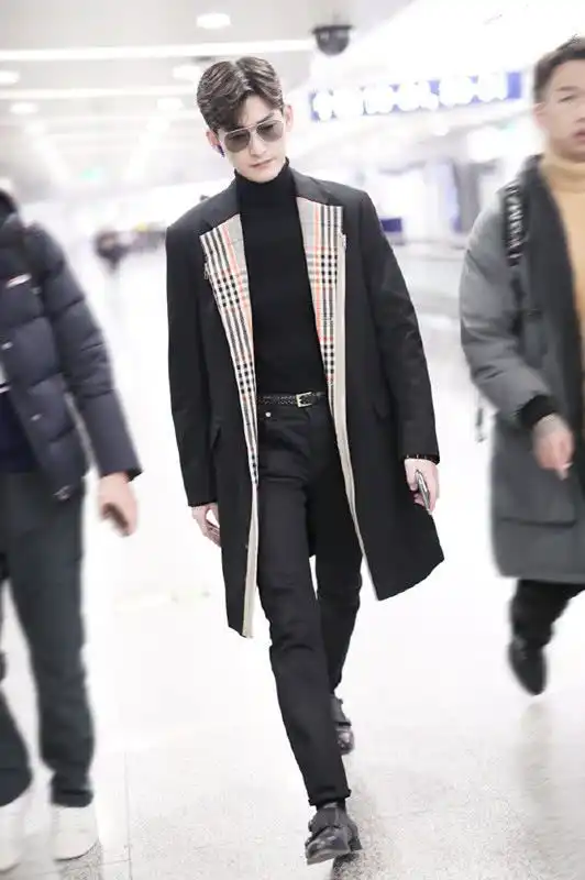 外穿风衣搭高领,再做一个逗号发型时髦又显年轻更有型男范