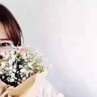 美女手捧鲜花图片头像微信头像图片大全