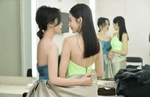 张天爱和张靓颖合影火了,3小时阅读量破200万,气场差距被热议