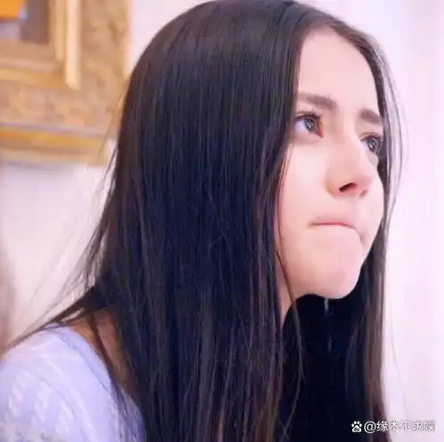 迪丽热巴新尝试的两个造型,一个如氧气美女,一个似猫系女神