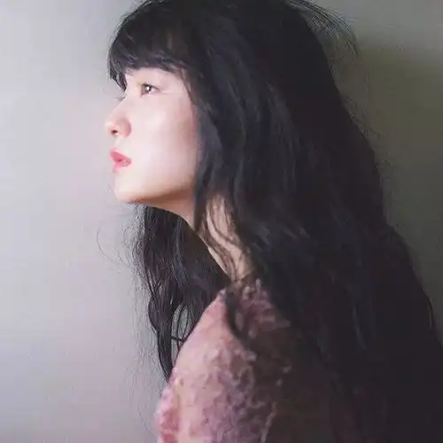 90后冷漠系少女示范极简风穿搭,借鉴她的私服风格绝对不可能撞衫
