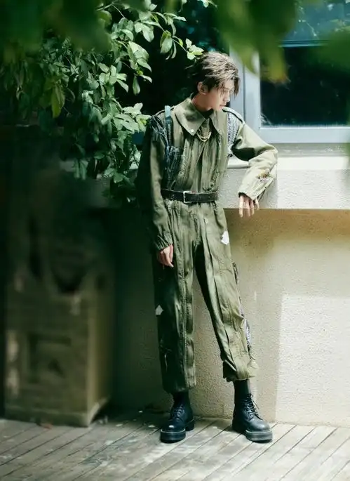 王源全新私服照,黑白条纹开衫凸现技能感,清冷气质高级有型