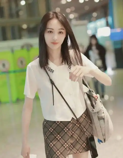 郑爽抢风头戴夸张耳环现身,却被什么都没戴的戚薇成功抢镜,对比太明显